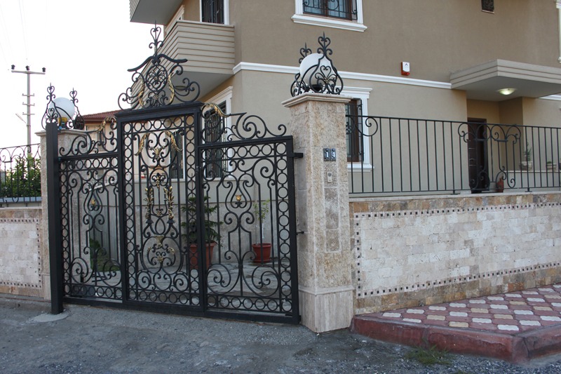 Porte de garage en acier métal fer forgé noir et or doré