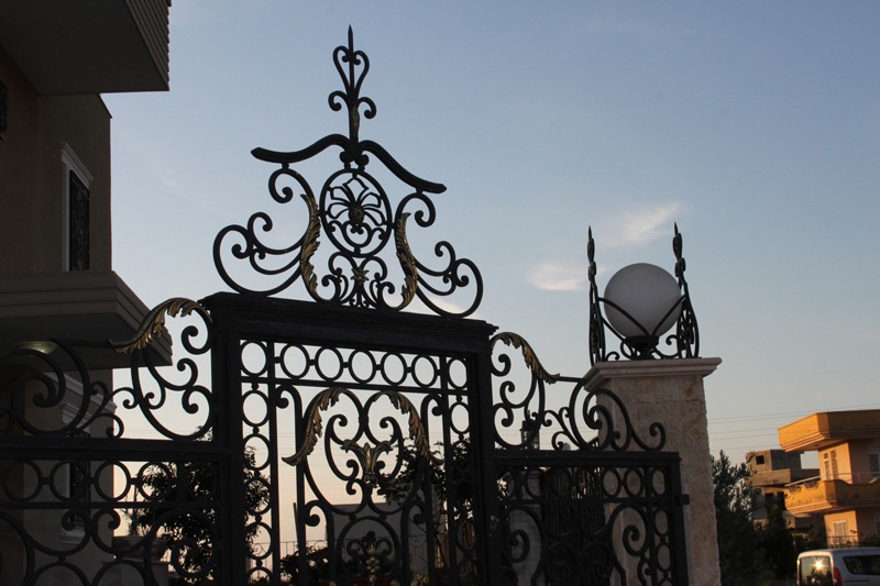 Porte de garage en acier métal fer forgé noir et or doré