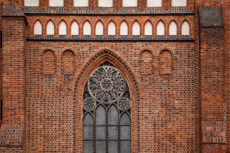 Część głównej fasady Katedry Poznańskiej 