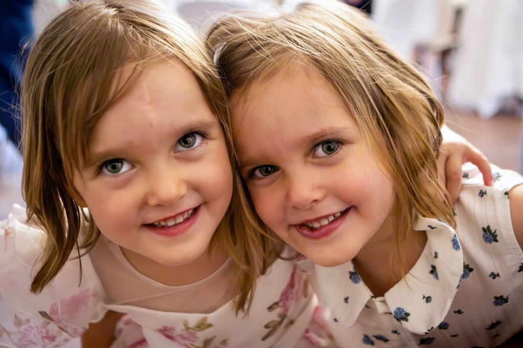 due sorelle gemelle in pose, foto di bambini