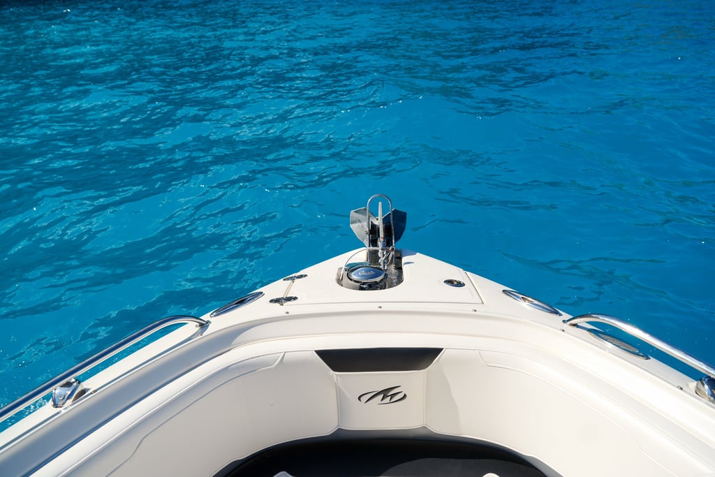 proa del barco navegando sobre aguas turquesas en la costa de mallorca