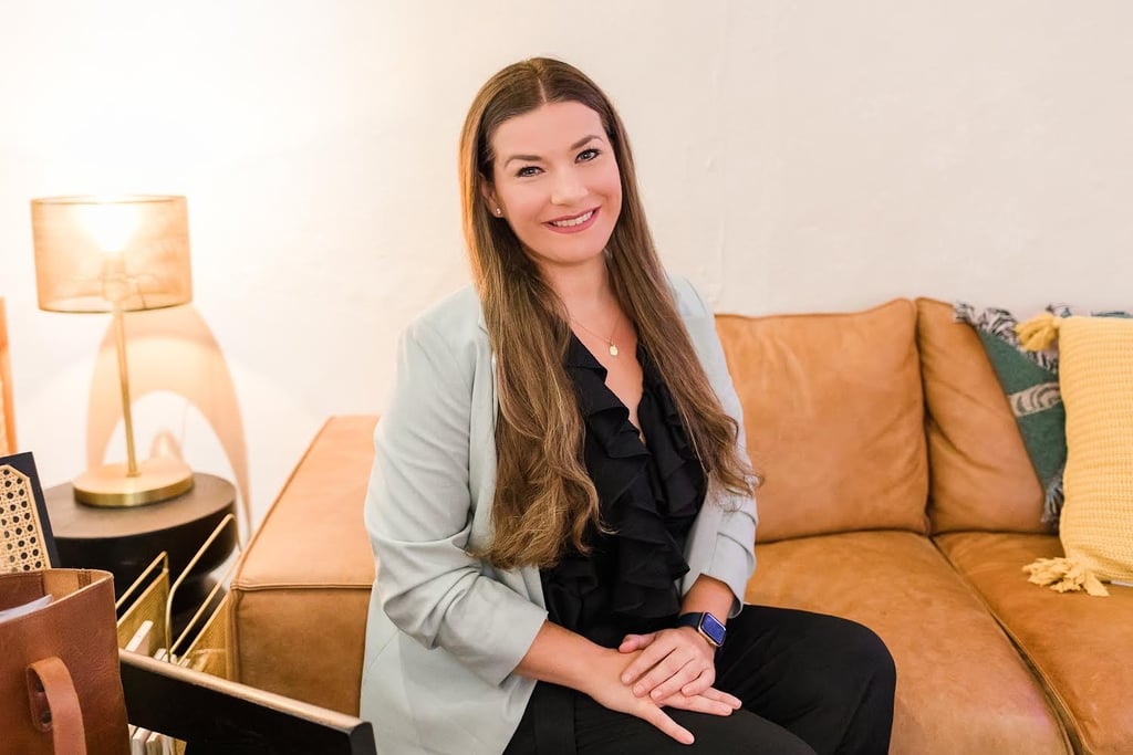 Die Ponytante Angelina sitzt auf einem Sofa