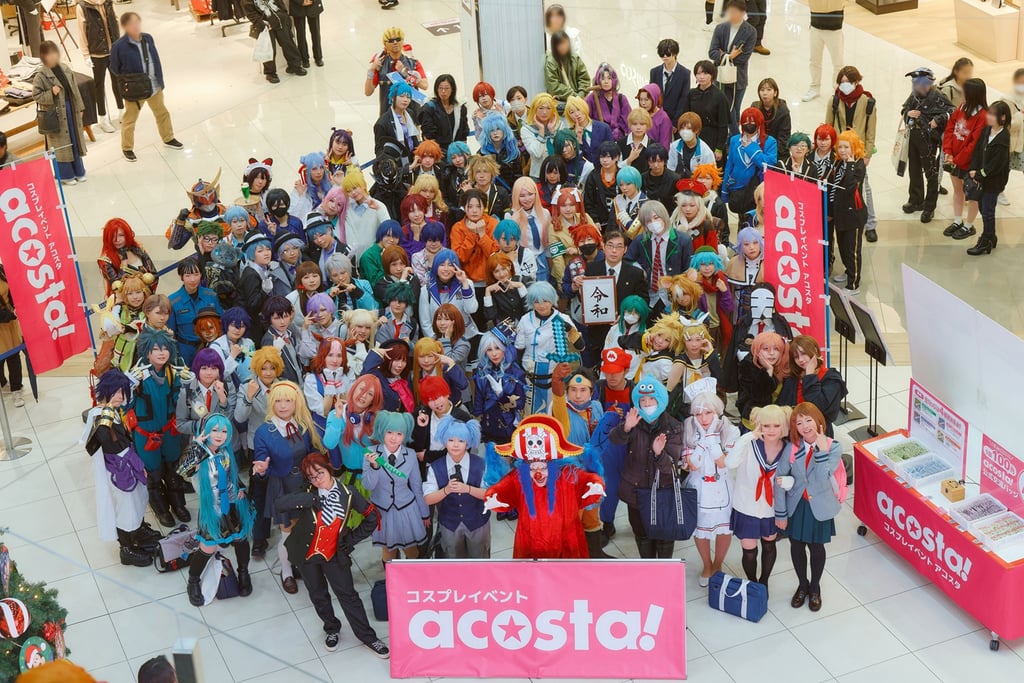 イオンモール館内で実施されたコスプレイベント「acosta!」の参加者が集合して記念撮影している様子|堺市のイベント情報ならサカイタイムズ