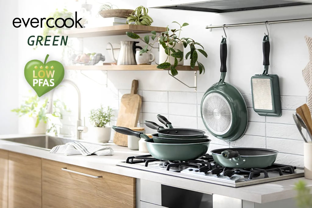グリーン色のevercook GREENシリーズのフライパンがキッチンに並ぶ様子｜堺市のニュースならサカイタイムズ