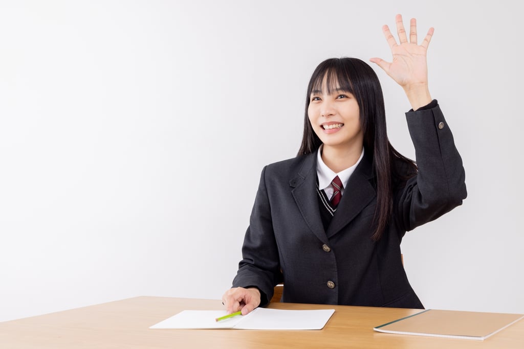 南区政策会議 未来共創若者部会の募集イメージ 学生が笑顔で手を挙げて参加の意思を示している様子|堺市のニュースならサカイタイムズ