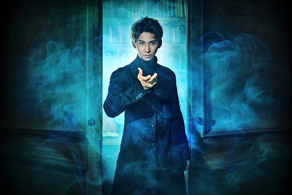 マジシャン先生KENTOが青い光と煙に包まれた背景の中で立ち、手を差し出すようにパフォーマンスのポーズをとる宣伝ビジュアル|堺市のイベント情報ならサカイタイムズ