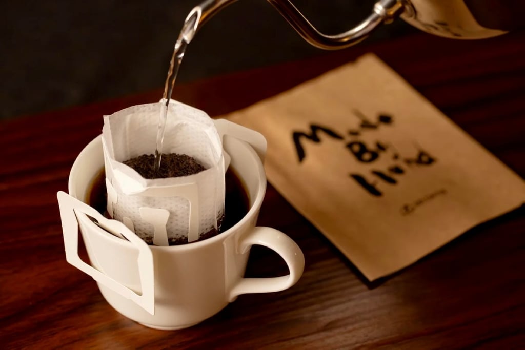 ドリップバッグに湯を注いでいる様子と横に置かれた「Made By Hand」パッケージ｜堺市のニュースならサカイタイムズ