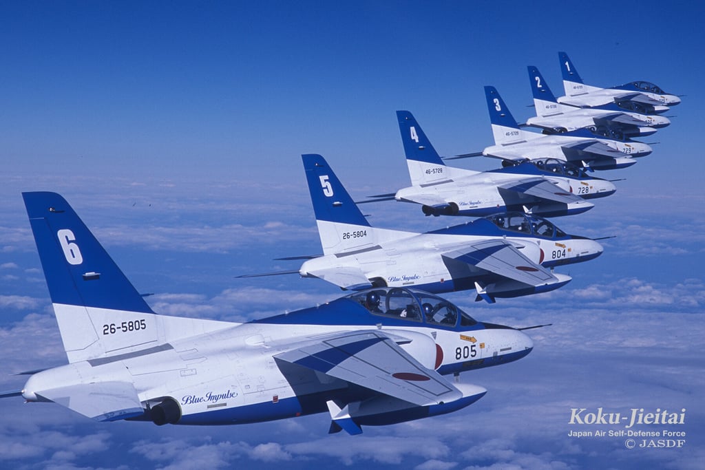 国産SAFを燃料に展示飛行する予定の航空自衛隊ブルーインパルスの編隊飛行｜堺市のニュースならサカイタイムズ