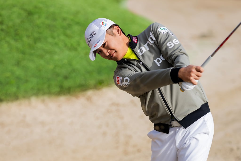 アンパスィのゴルフウエア姿でショットを放つ安森一貴選手｜堺市のニュースならサカイタイムズ