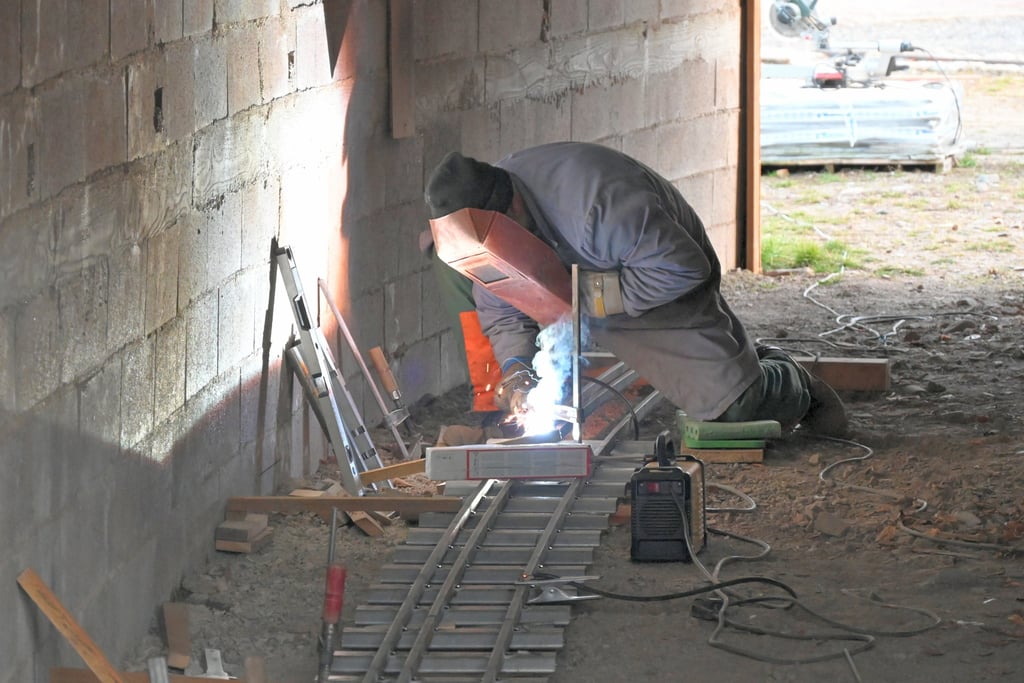 Urs assemble les rails dans le tunnel