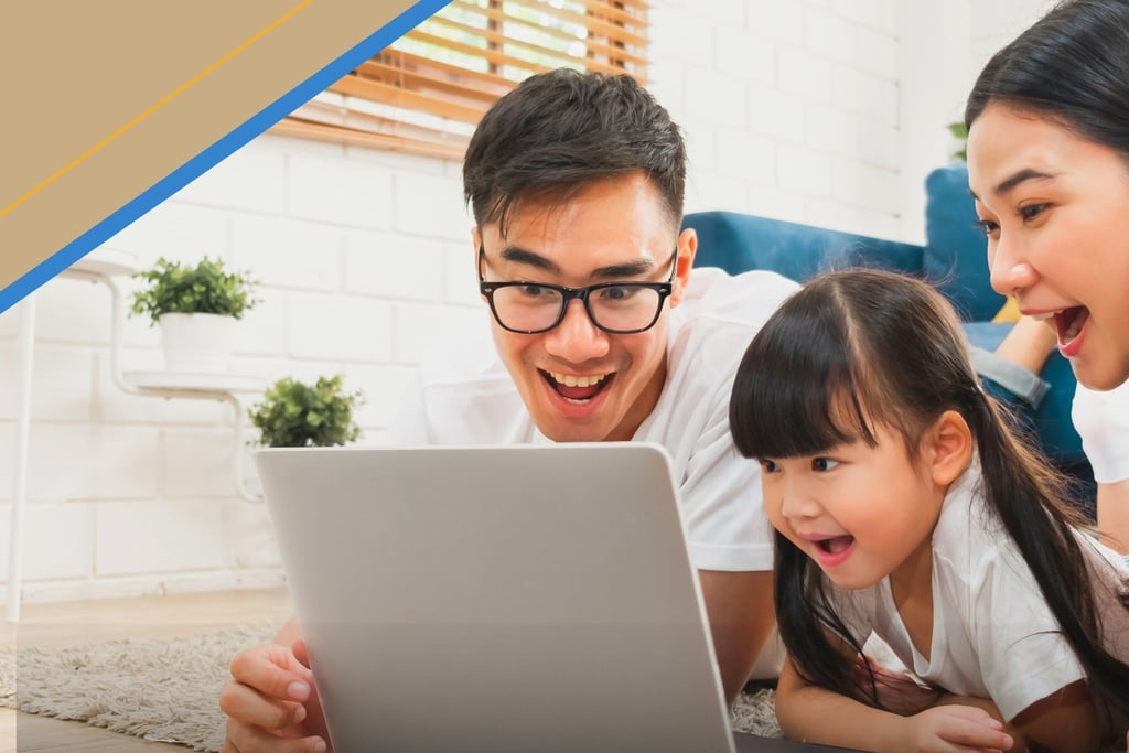 familia feliz comprando por internet