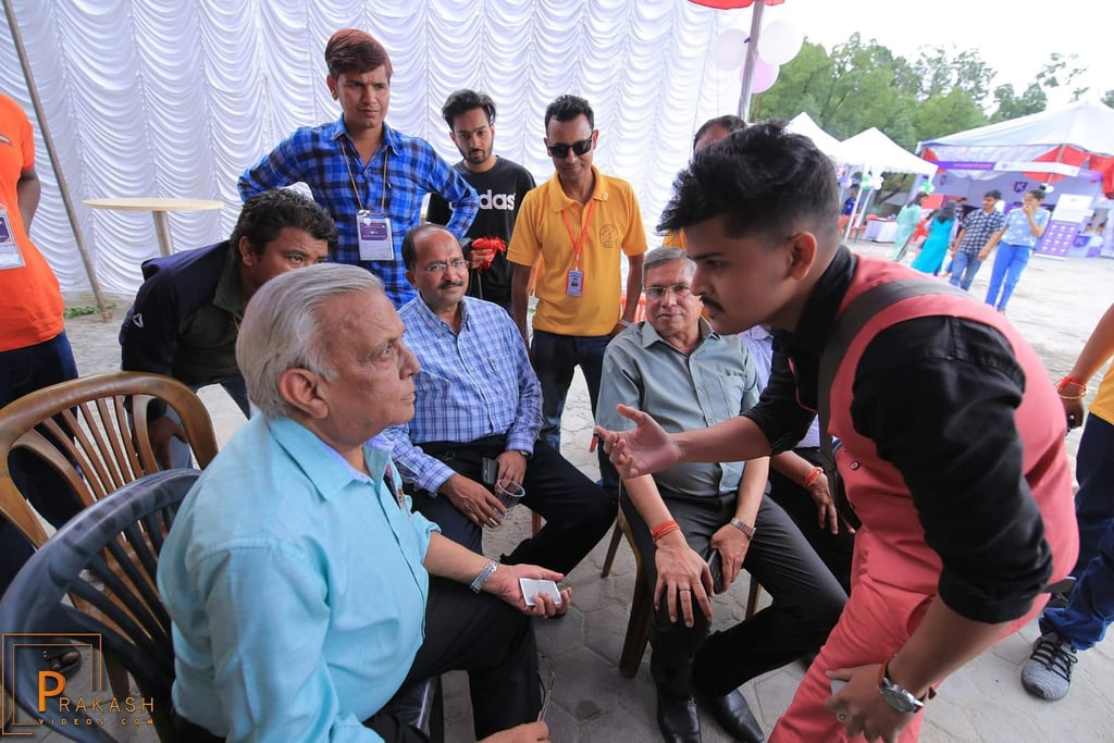 Dheeraj is the best birthday party mentalist in Delhi India.