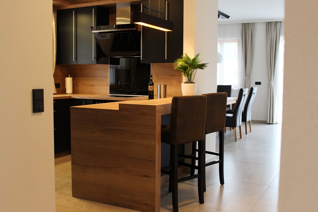 Küche des Nussberg Chalets mit Hochtisch