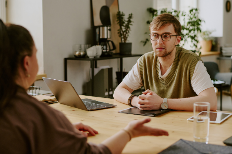 قوة الصمت وكيف يسهم حسن الاستماع في انجاح مهارات القيادة