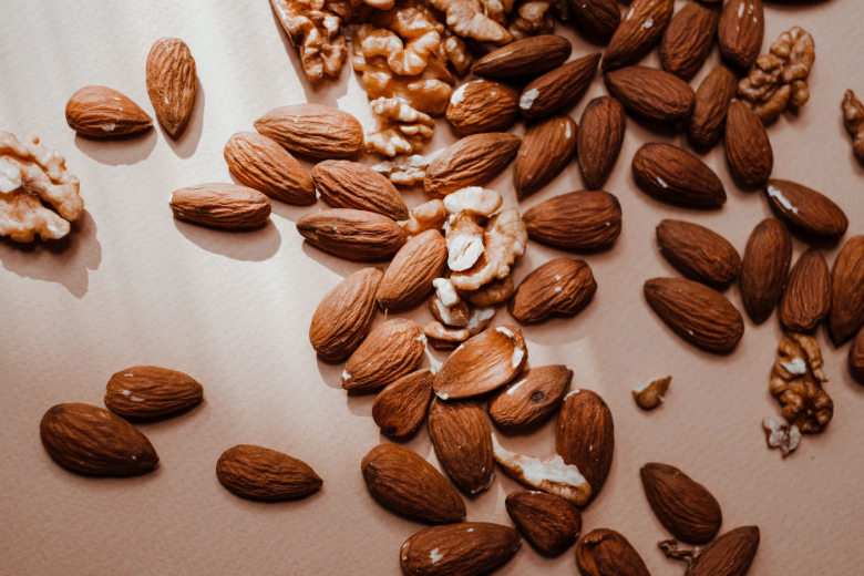 المكسرات وخصوصا اللوز من المسموحات في الكيتو دايت