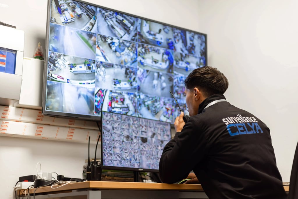Centre de télésurveillance avec écrans de vidéosurveillance pour la sécurité des sites au Maroc