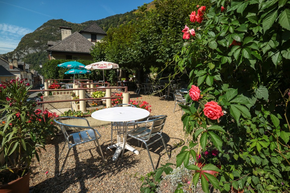 Profitez de la terrasse avec vue sur les montagnes des Pyrénées au restaurant Les Voyageurs à Urdos