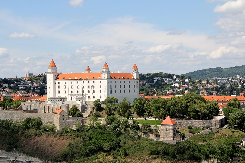 Vista panorámica del Castillo de Bratislava, imponente edificio blanco