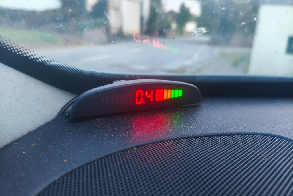 Display LED colorido do kit de sensores de estacionamento Aiupt a mostrar distância