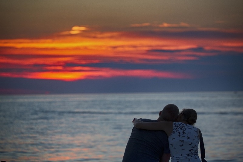 article-romantic-couple-watching-sunset-zadar