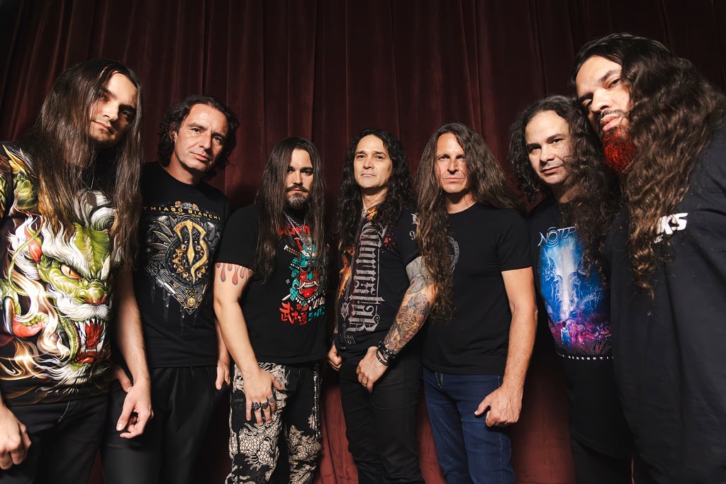 Foto promocional em plano conjunto do supergrupo All Metal Stars posando em estúdio.