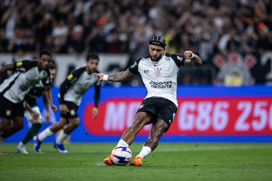 Memphis Depay tropeçando na marca de pênalti