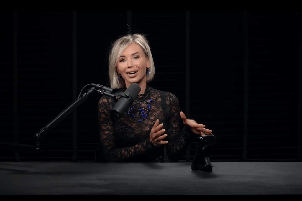 Профессиональная запись подкастов в студии Hellagood Pro: средний план спикера, идеальный свет и черный фон.