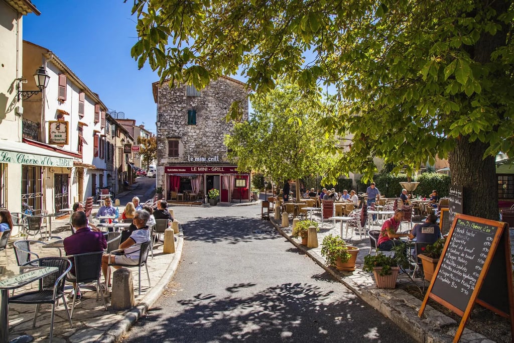 Une rue à Grasse, avec des restaurants et commerces