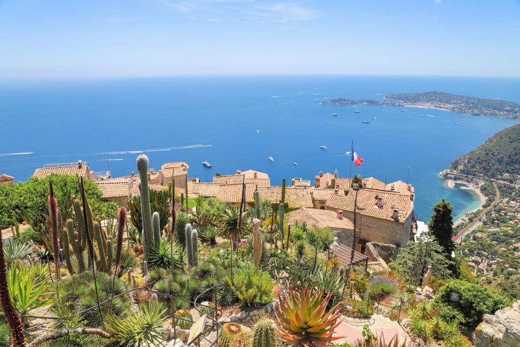 Vue en hauteur du jardin botanique d'Èze-Village sur la mer