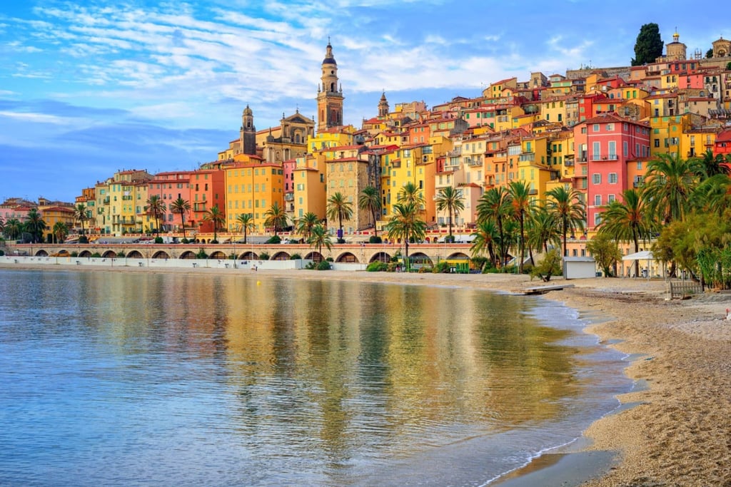 Vue sur Menton et sa ville colorée, depuis la mer