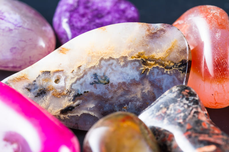 Cristales pulidos y piedras semipreciosas naturales y minerales utilizados en joyería artesanal