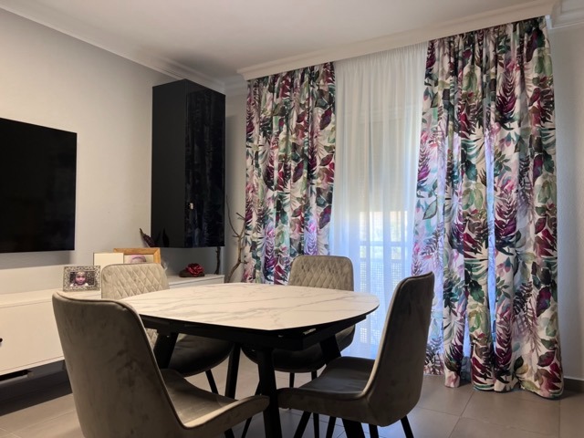 Fabricación e instalación de visillo blanco y cortina en terciopelo, rompiendo monotonía. Santa Cruz