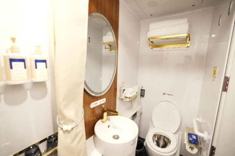 toilet and bathroom en-suite cabin