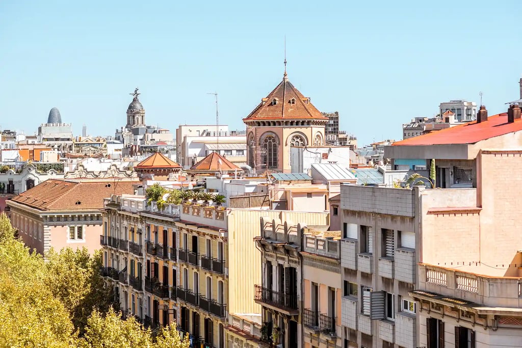 Vista de viviendas y edificios residenciales en Barcelona, en entorno urbano de uso turístico