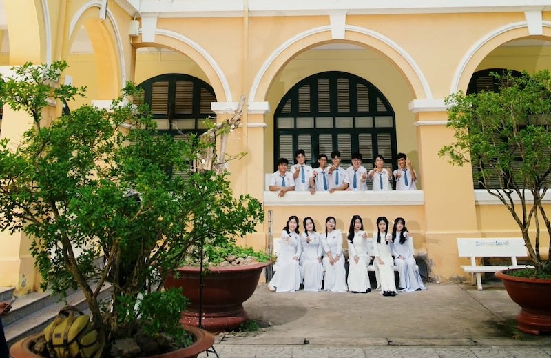 Hướng dẫn cách tạo dáng chụp ảnh áo dài kỷ yếu thanh lịch cho các bạn nữ