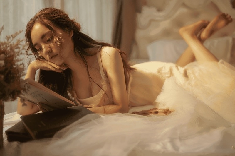 Chụp ảnh nàng thơ trong phòng theo phong cách vintage lãng mạn