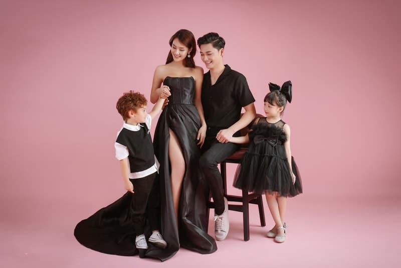 Hướng dẫn tạo dáng chụp ảnh gia đình 4 người thể hiện sự gắn kết bền chặt