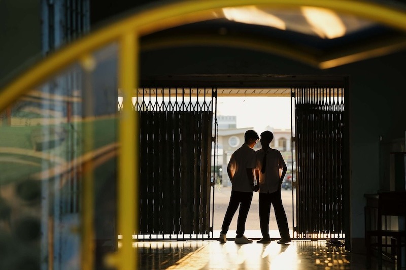 Gợi ý các kiểu tạo dáng chụp ảnh kỷ yếu đôi tình cảm và tự nhiên