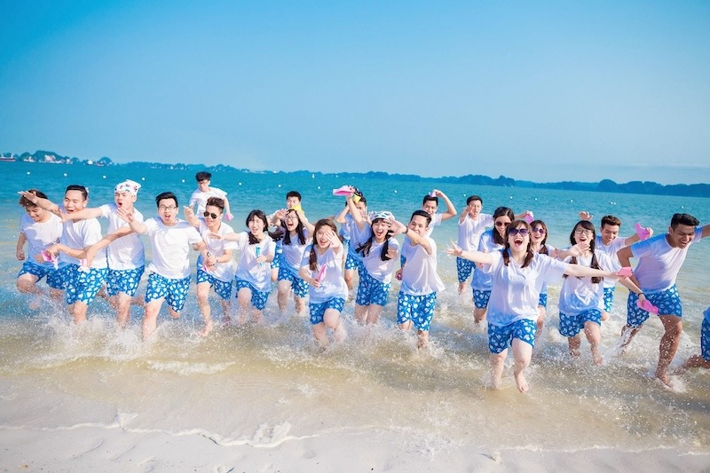 Concept chụp kỷ yếu ở biển đầy năng lượng và sắc màu mùa hè