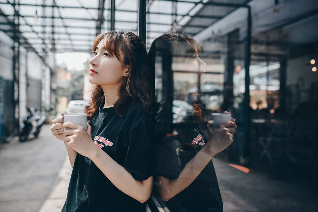 Tạo dáng khoe góc nghiêng thần thánh trong không gian quán cà phê