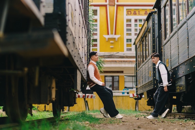 Cách sử dụng phụ kiện và bối cảnh để nâng tầm bộ ảnh nam giới