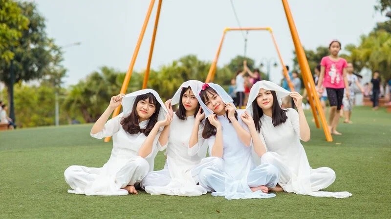 Gợi ý các tư thế chụp ảnh nhóm 4 người cực chất và vui nhộn