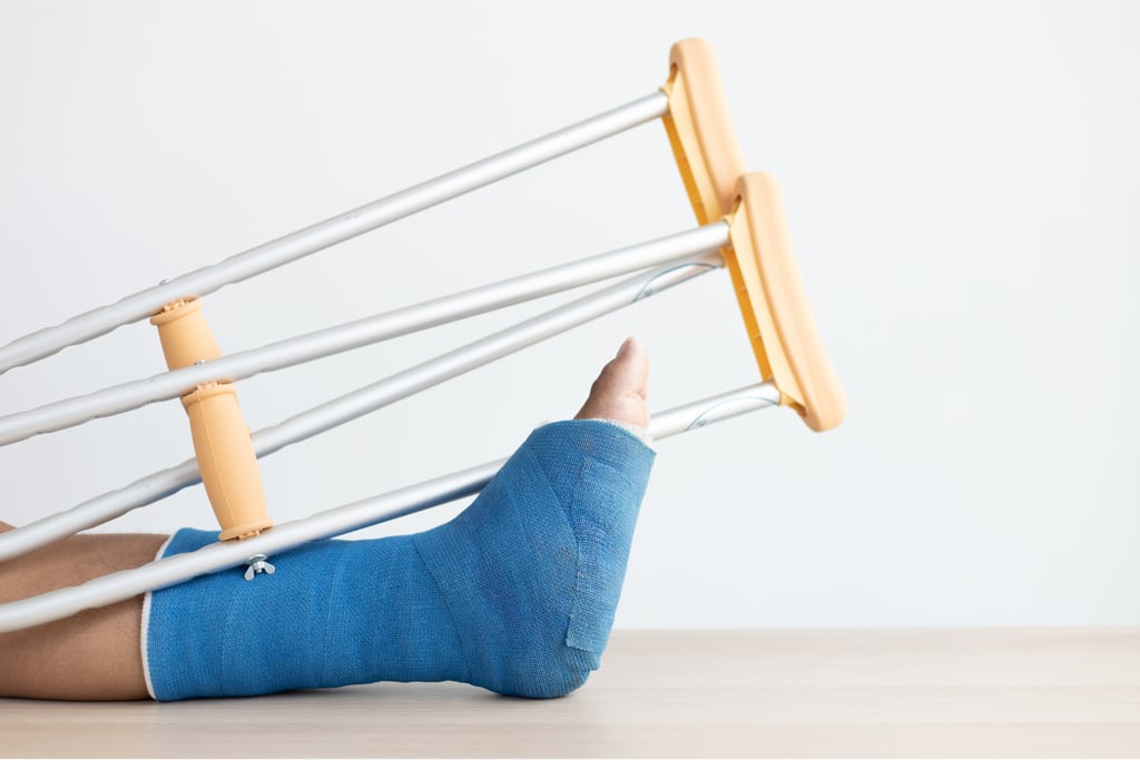 sessione di riabilitazione traumatologica con esercizi assistiti per il recupero con tutore