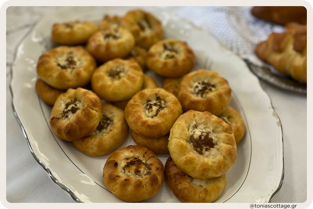 Plate of freshly baked Cretan kaltsounia pastries