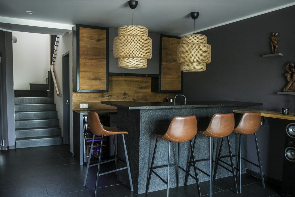 juodo granito laiptai