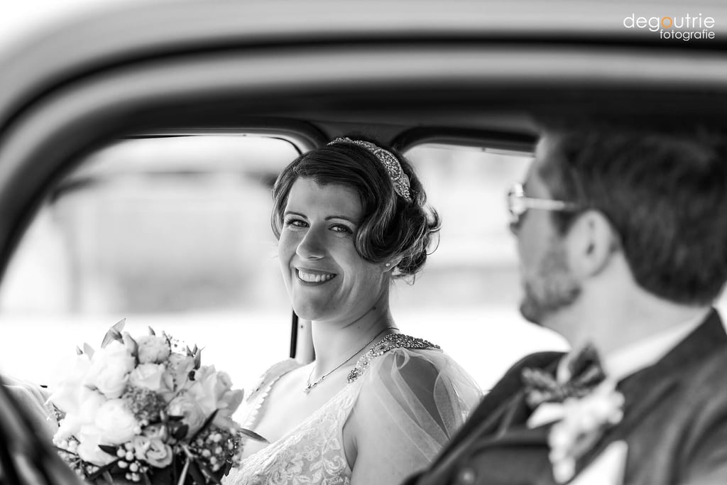 Brautpaar im Oldtimer in schwarzweiß