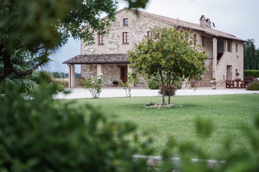 Veduta esterna del casale e giardino in una giornata di primavera