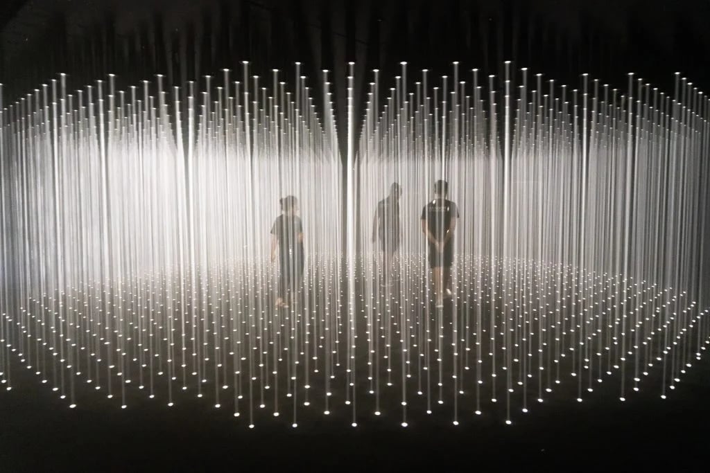 Visitantes dentro da Sala de Estar da Random International, Variação 1 (2022). Foto de Esteban Schun