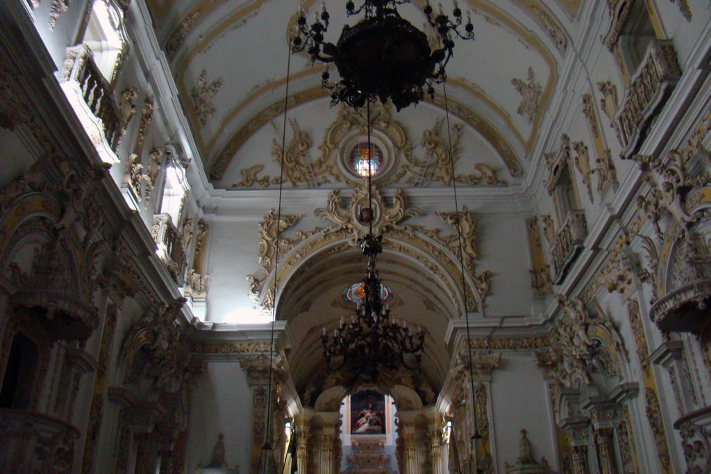 A Igreja de Santa Cruz dos Militares, Rio de Janeiro, com talha rococó feita por Mestre Valentim.