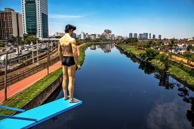 Eduardo Srur faz intervenções urbanas icônicas que questionam a indiferença das pessoas em relação a